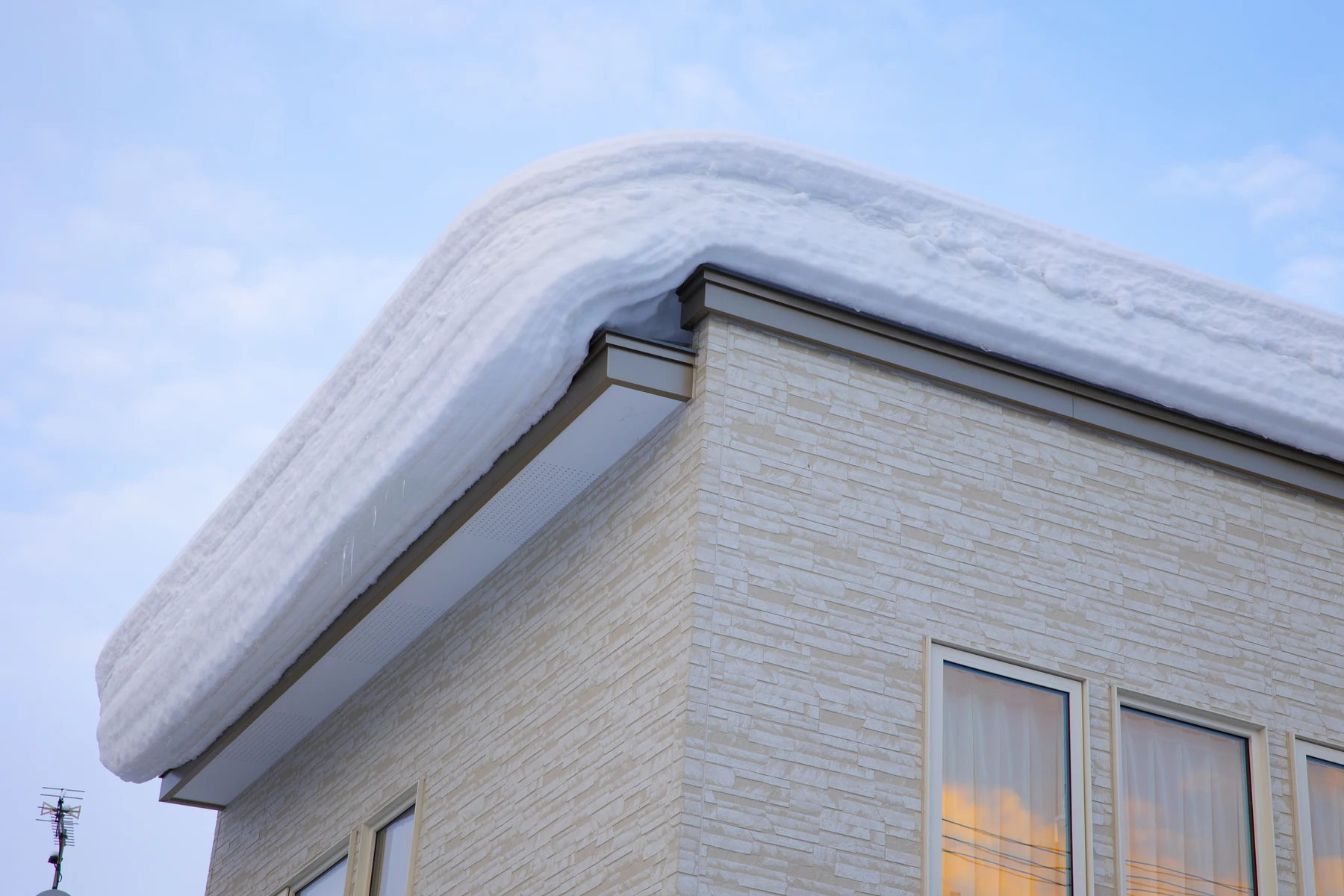 雪が積もった住宅の無落雪屋根