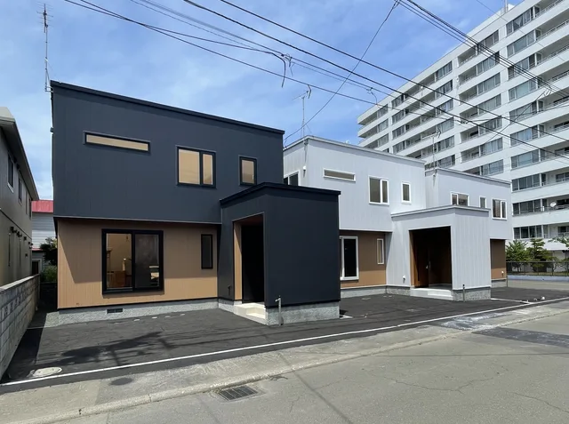 駐車スペースを備えた都市部の戸建住宅の外構