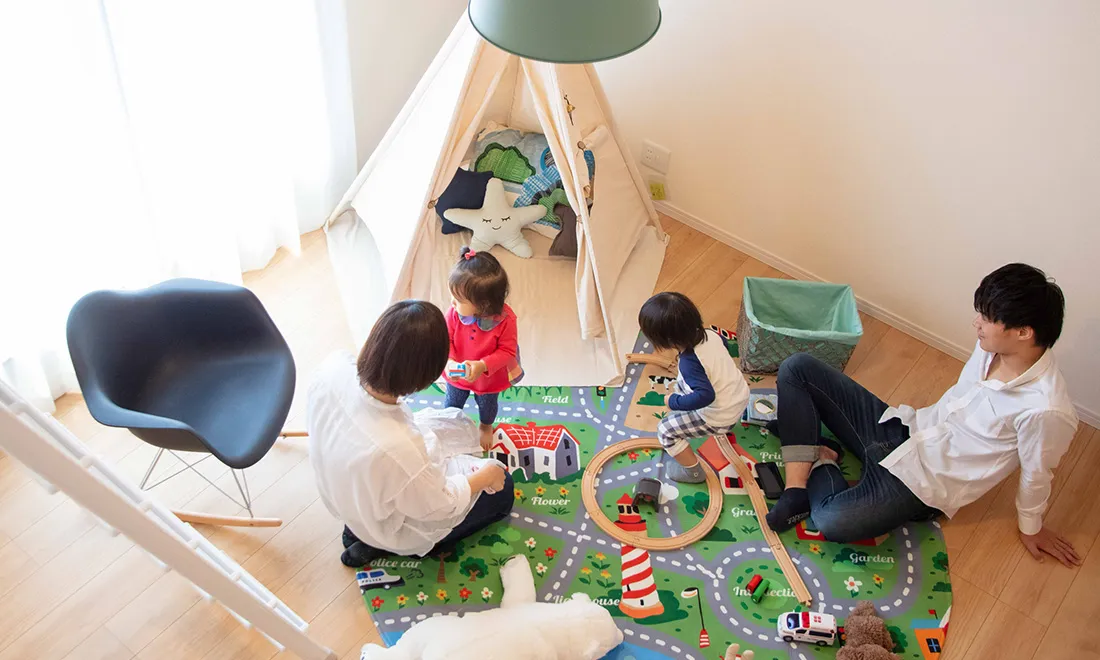家の中で親子が遊んでいる様子
